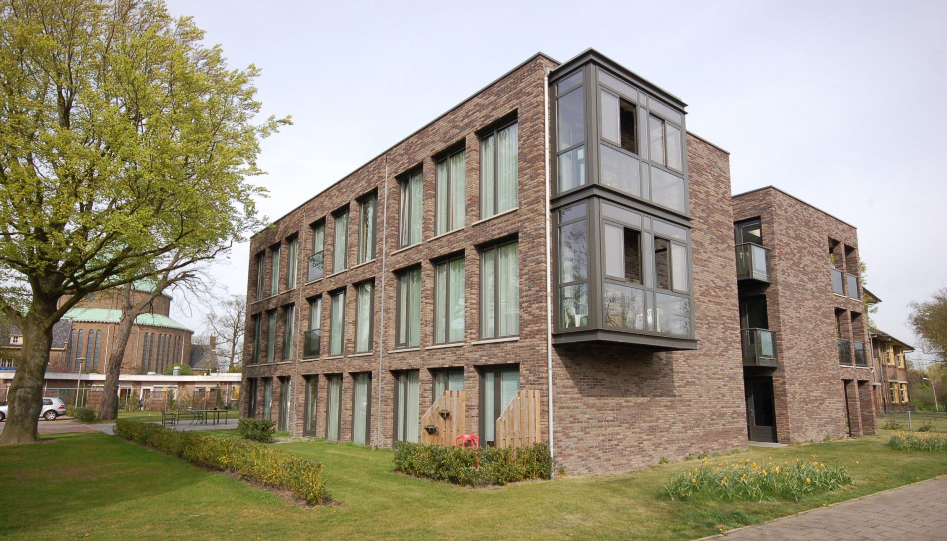 Vooraanzicht zorgvastgoed met Moderne Erker Architect 28 Zorgwoningen Heiloo