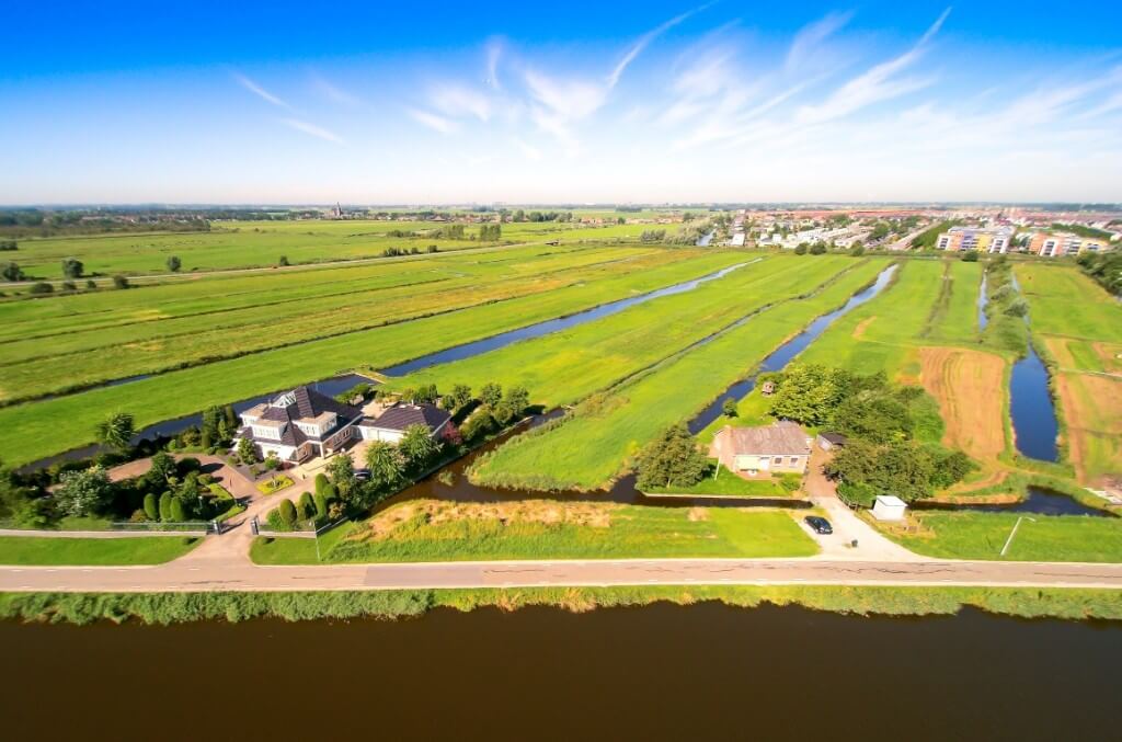 Duurzame-stolpboerderij-pyramide-dak-moderne-architect-Zijlstra-Schipper-Architecten-Wormer-Noord-Holland-02