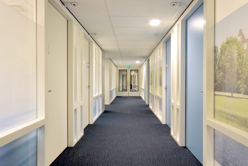 nieuw-interieur-ontwerp-GGZ-centrum-Autisme-Kristal-Zijlstra-Schipper-Architecten-gang