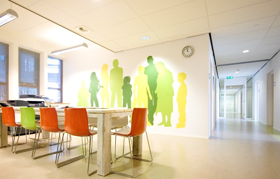 Interieur-architect-Noord-Holland-nieuw-interieur-ontwerp-GGZ-centrum-Autisme-Kristal-Zijlstra-Schipper-Architecten-leestafel-01