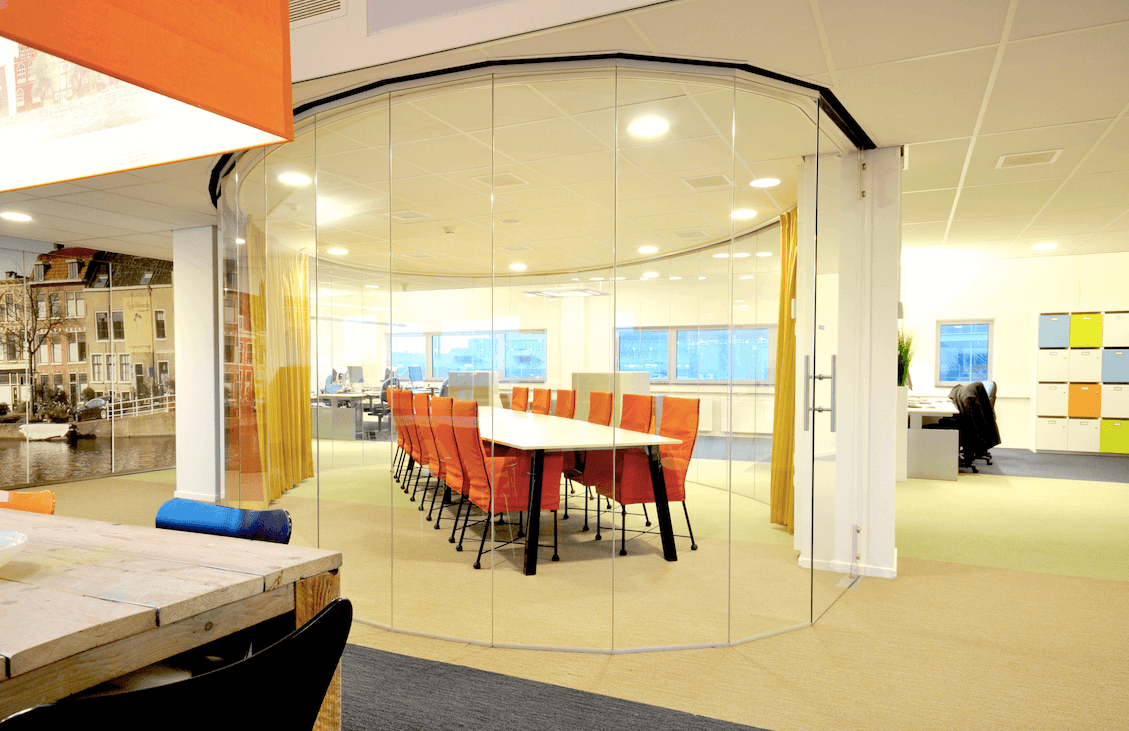 Interieur-architect-Noord-Holland-nieuw-interieur-ontwerp-GGZ-centrum-Autisme-Kristal-Zijlstra-Schipper-Architecten-ovaal-meeting-room-kantoor-LR