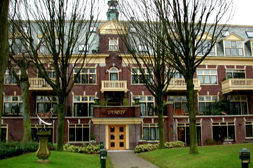 Residence-Voorhout-Alkmaar-architect-Zijlstra-Schipper-Architecten-renovatie-herbestemming-verzorgingshuis-huize-voorhout-vooraanzicht-entree-01