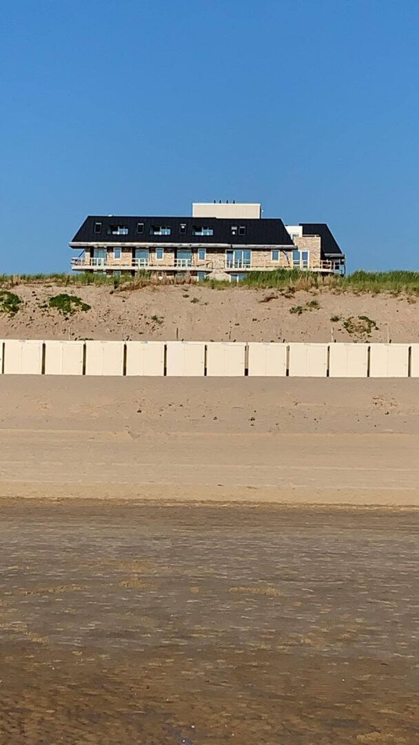 Graaf-van-Egmond-aan-Zee-Architect-Hotel-Architectenbureau-Noord-Holland-ZIjlstra-Schipper-architecten-wormer-in-aanbouw-vanaf-strand-01